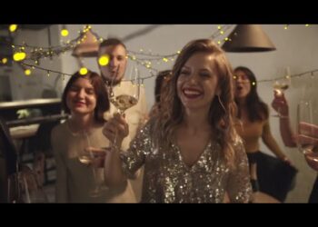 Festa In Casa Con Gli Amici E Poi Nei Locali A Ballare, Il Capodanno Dei Baresi: “fa Troppo Freddo” – Video