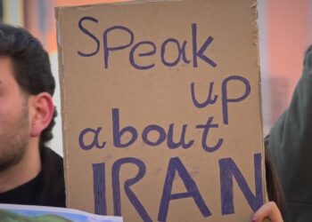 Bari, Flash Mob Pro Iran. La Voce Dei Manifestanti: “il Silenzio Uccide Quanto I Proiettili” – Video