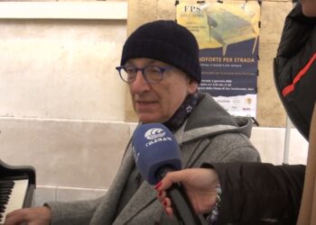 Bari, Il Viceministro Sisto Suona Il Pianoforte In Strada: 12 Ore Di Beneficenza Per I Bambini – Video