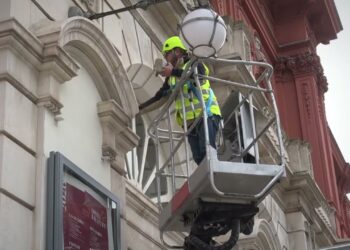 Calcinaccio Caduto Dalla Facciata Del Teatro Petruzzelli, ‘allarme’ Rientrato: Via Le Transenne Dalla Strada – Video