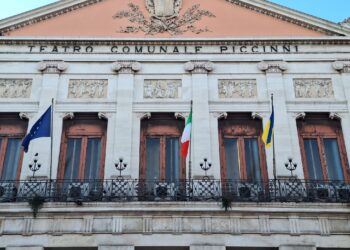24 02 26 Quarto Anniversario Dell'invasione Russa In Ucraina Bandiera Ucraina Sulla Facciata Di Palazzo Della Città, Sindaco Depone Dei Fiori Sotto La Statua Di San Nicola Foto 2