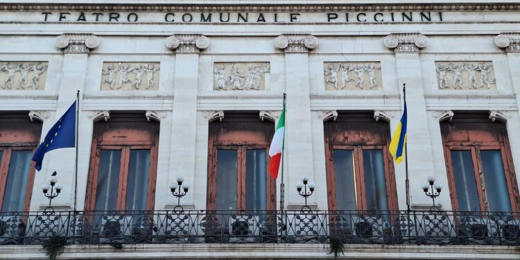24 02 26 Quarto Anniversario Dell'invasione Russa In Ucraina Bandiera Ucraina Sulla Facciata Di Palazzo Della Città, Sindaco Depone Dei Fiori Sotto La Statua Di San Nicola Foto 2