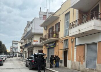 cerignola uomo barricato