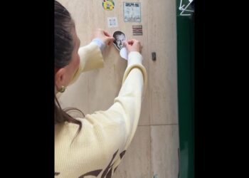 Antonio Cassano Torna A Casa, La Moglie Carolina Attacca Uno Sticker Con Il Suo Viso A Bari Vecchia – Video
