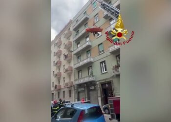 Bari, Con Difficoltà Motorie Deve Sottoporsi A Cure Urgenti In Ospedale: Arrivano I Vigili Del Fuoco – Video