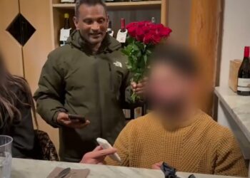 A Bari Venditore Ambulante Di Fiori Si Fa Pagare Con Il Pos: “non Avere Spicci Non è Più Una Scusa” – Video