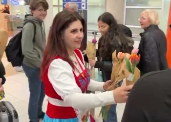 Bari, Un Tulipano Per Ogni Passeggera: La Sorpresa Profumata Di Tulipark Agli Arrivi In Aeroporto – Video