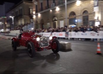 Gran Premio Di Bari, 55 Auto Storiche Sfrecciano In Centro: Piloti Da Tutta Italia Per La Gara Notturna – Video