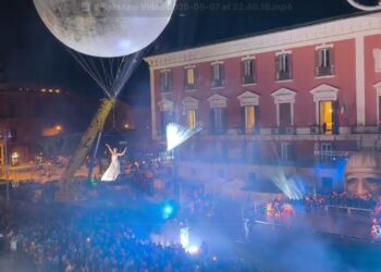 A San Nicola Lo Spettacolo Della Danza Aerea, Tutti Con Il Naso All’insù Per Lo Show Di Resextensa – Video