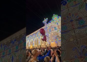 Bari, Arriva La Statua Di San Nicola: Si Accendono Le Luminarie In Piazza Del Ferrarese – Video