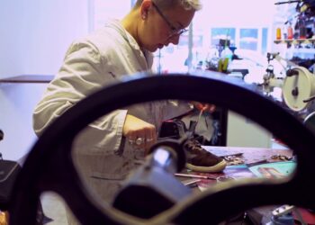Bari, La Resistenza Degli Artigiani: Quando La Passione Sfida Il Mercato Globale. “il Lavoro Manuale Ha Anima” – Video