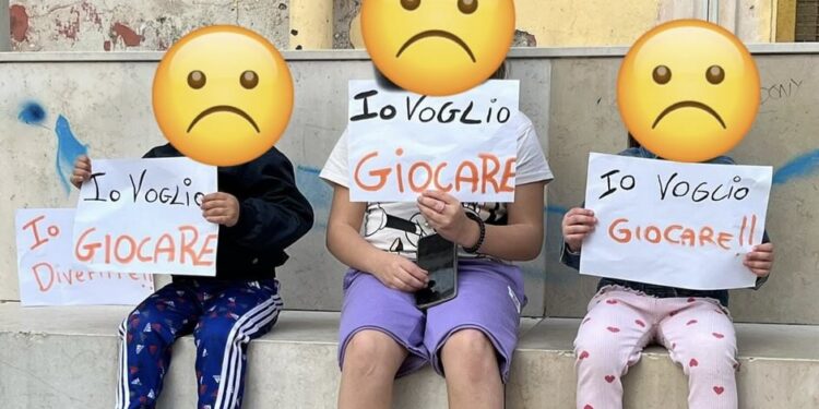 Bimbi Protesta Gioco
