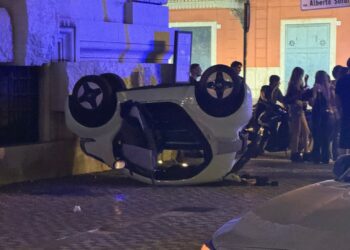 auto minicar ribaltata