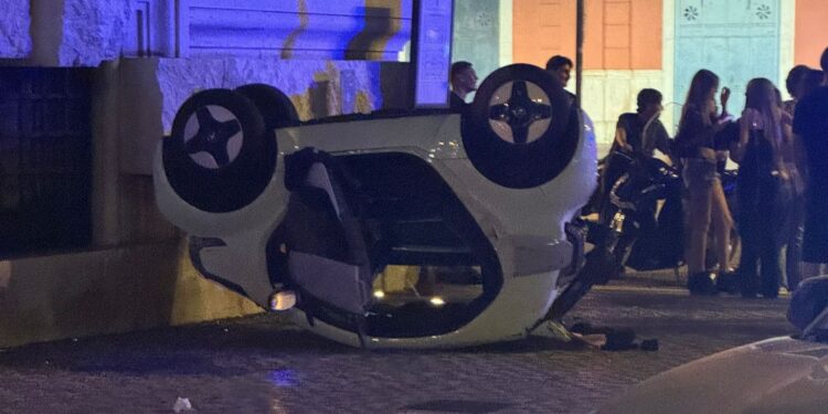 auto minicar ribaltata