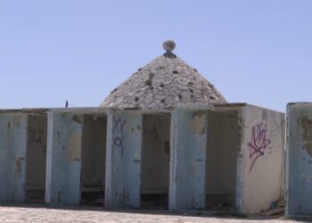 Ex Lido Trullo, Tra Degrado E Cumuli Di Rifiuti C’è Chi Fa Il Bagno: “entrando Si Commette Un Reato” – Video