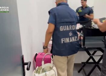 Lettini Per Massaggi E Smalti All’ultima Moda, Ma Il Salone Di Bellezza è Abusivo: Scattano I Sigilli – Video E Foto