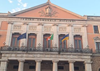 24 08 26 35 Anniversario Giorno Indipendenza Ucraina Bandiera Sulla Facciata Di Palazzo Della Città