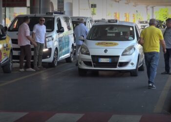 Bari, Pochi Taxi In Aeroporto Di Sera. Il Sindacato: “in Affanno Per Voli In Ritardo E Zero Bus Dopo Le 23” – Video