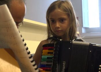 Bari, Tasti Colorati Per Insegnare Musica Ai Bimbi: In Chiesa Arrivano Le Fisarmoniche. “meraviglia” – Video