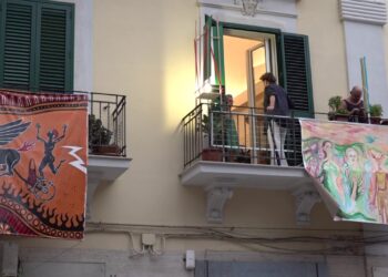 ‘il Mattino Ha Lory In Bocca’, A Madonnella Torna L’arte Sui Balconi: In Mostra Fino Al 31 Agosto – Video
