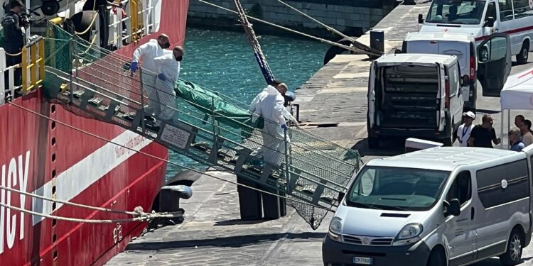 Migranti Nave Bari