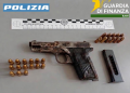 Pistola E Munizioni Con Loghi