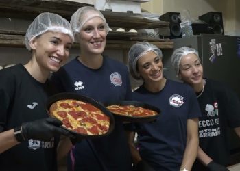 Al Palaflorio La Supercoppa Di Pallavolo, Le Atlete Di Serie A Turiste Per Un Giorno A Bari Vecchia – Video