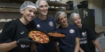 Al Palaflorio La Supercoppa Di Pallavolo, Le Atlete Di Serie A Turiste Per Un Giorno A Bari Vecchia – Video