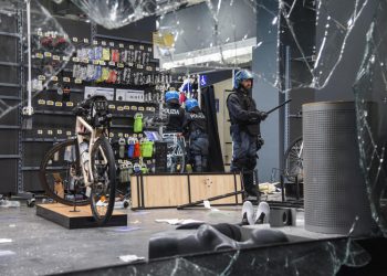 Uovi Scontri A Milano, Lanci Di Bottiglie E Sassi Contro La Polizia