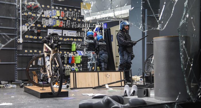 Uovi Scontri A Milano, Lanci Di Bottiglie E Sassi Contro La Polizia