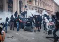 Guerriglia A Piazza Duomo A Milano, Bombe Carta Contro La Polizia