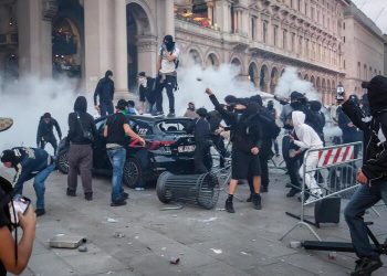 Guerriglia A Piazza Duomo A Milano, Bombe Carta Contro La Polizia