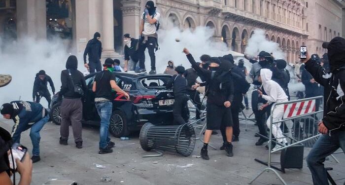 Guerriglia A Piazza Duomo A Milano, Bombe Carta Contro La Polizia